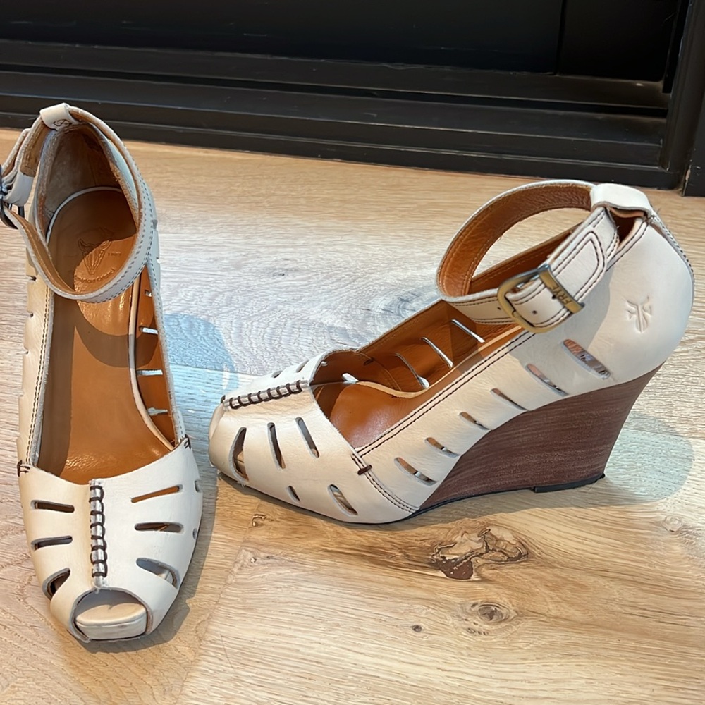 FRYE Women’s Cream Ankle-Strap Peep-Toe Sandals - Picture 2 of 11